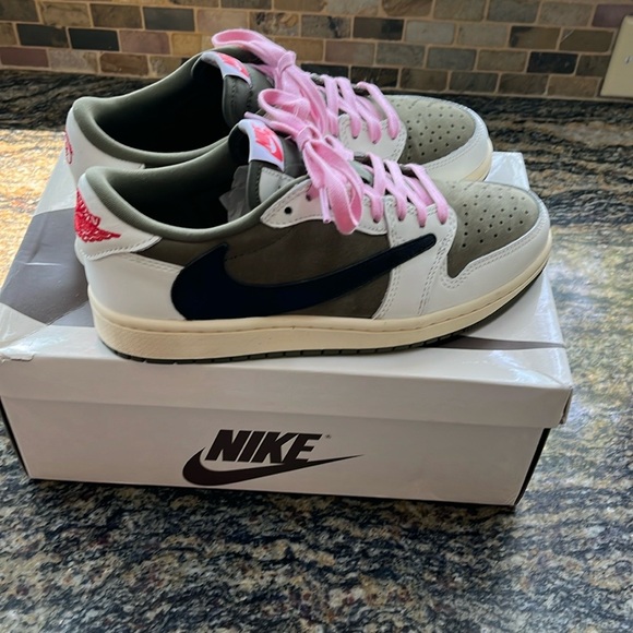 100% authentic Jordan 1 low og x Travis Scott size 6m/7.5w - Picture 2 of 8